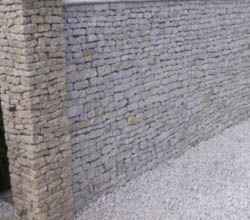 Mury z łupka granitowego